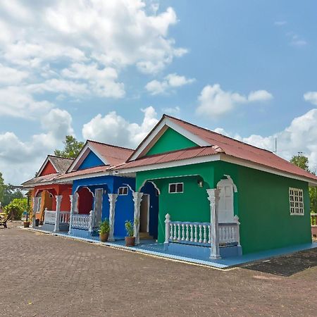 Oyo 90744 Bari Indah Beach Resort Kuala Terengganu Exteriör bild