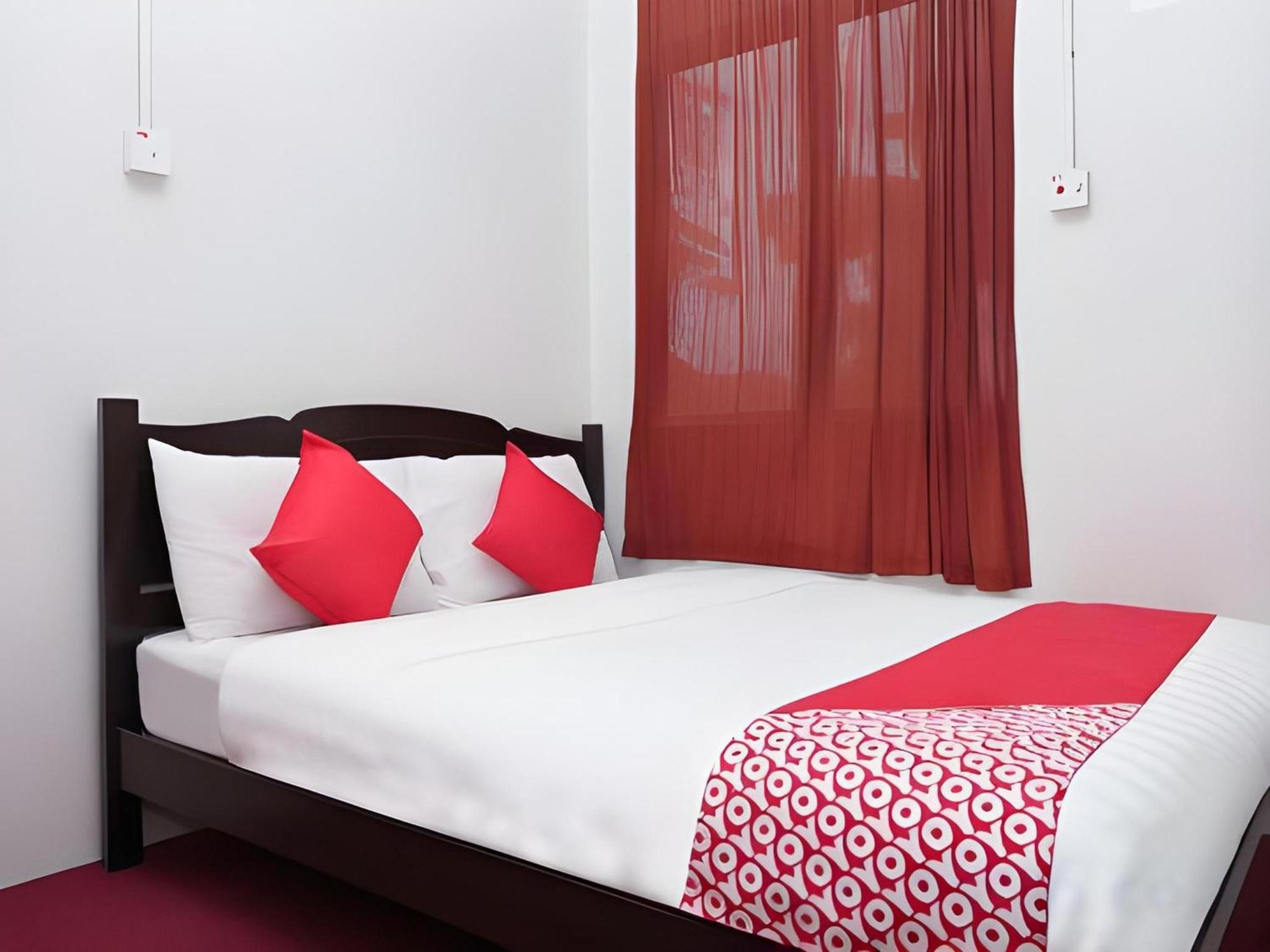 Oyo 90744 Bari Indah Beach Resort Kuala Terengganu Exteriör bild