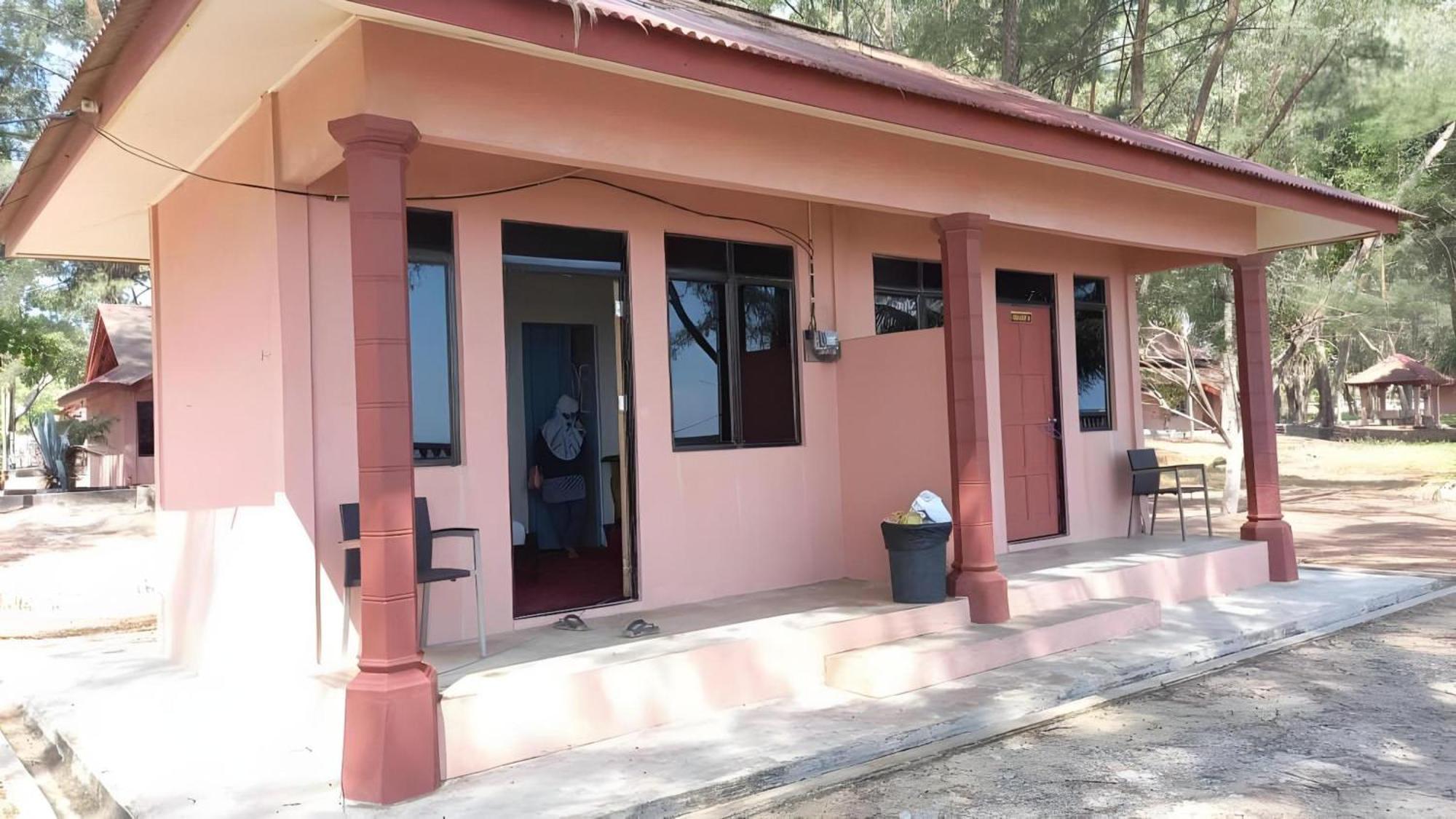 Oyo 90744 Bari Indah Beach Resort Kuala Terengganu Exteriör bild