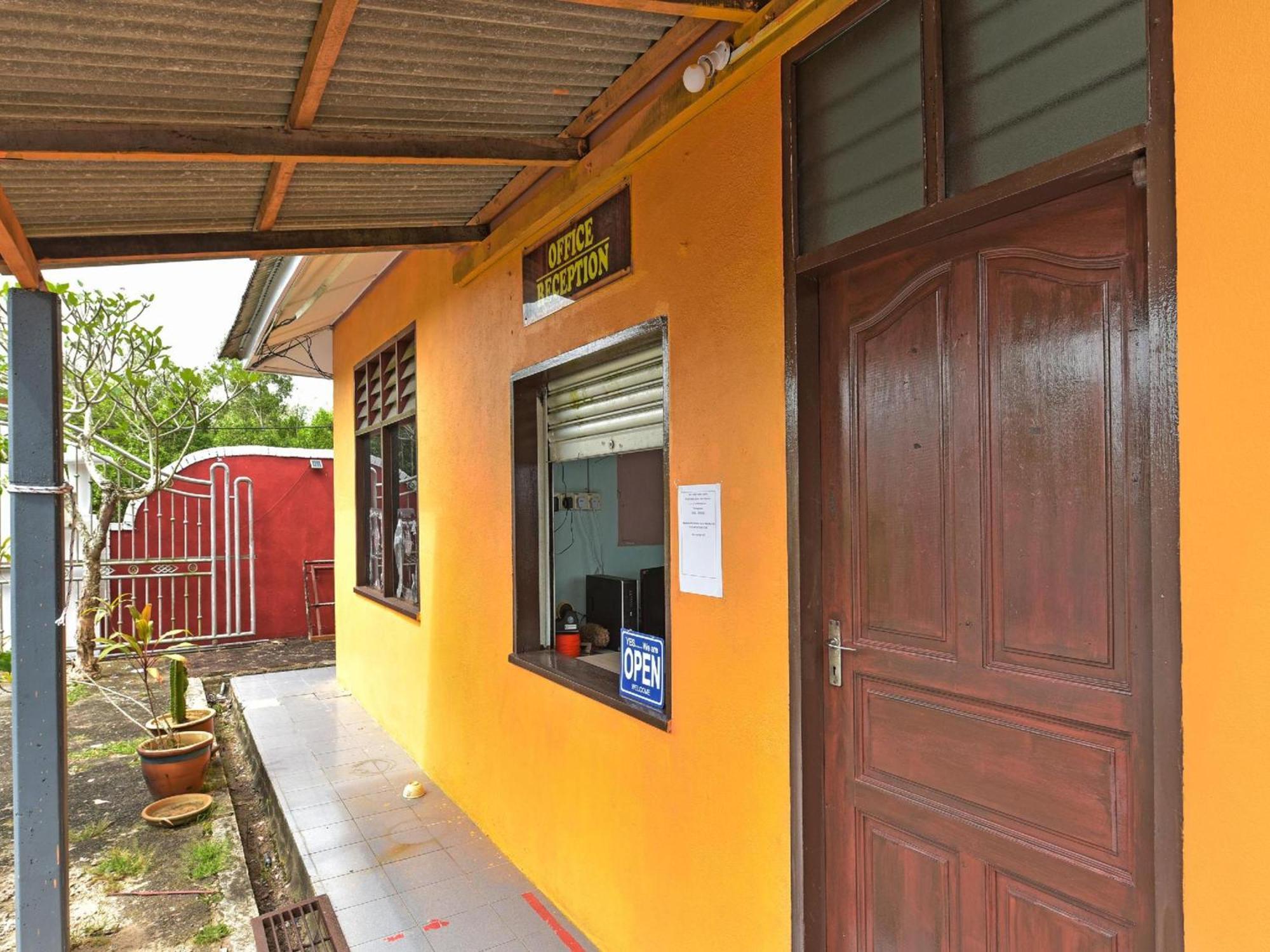 Oyo 90744 Bari Indah Beach Resort Kuala Terengganu Exteriör bild