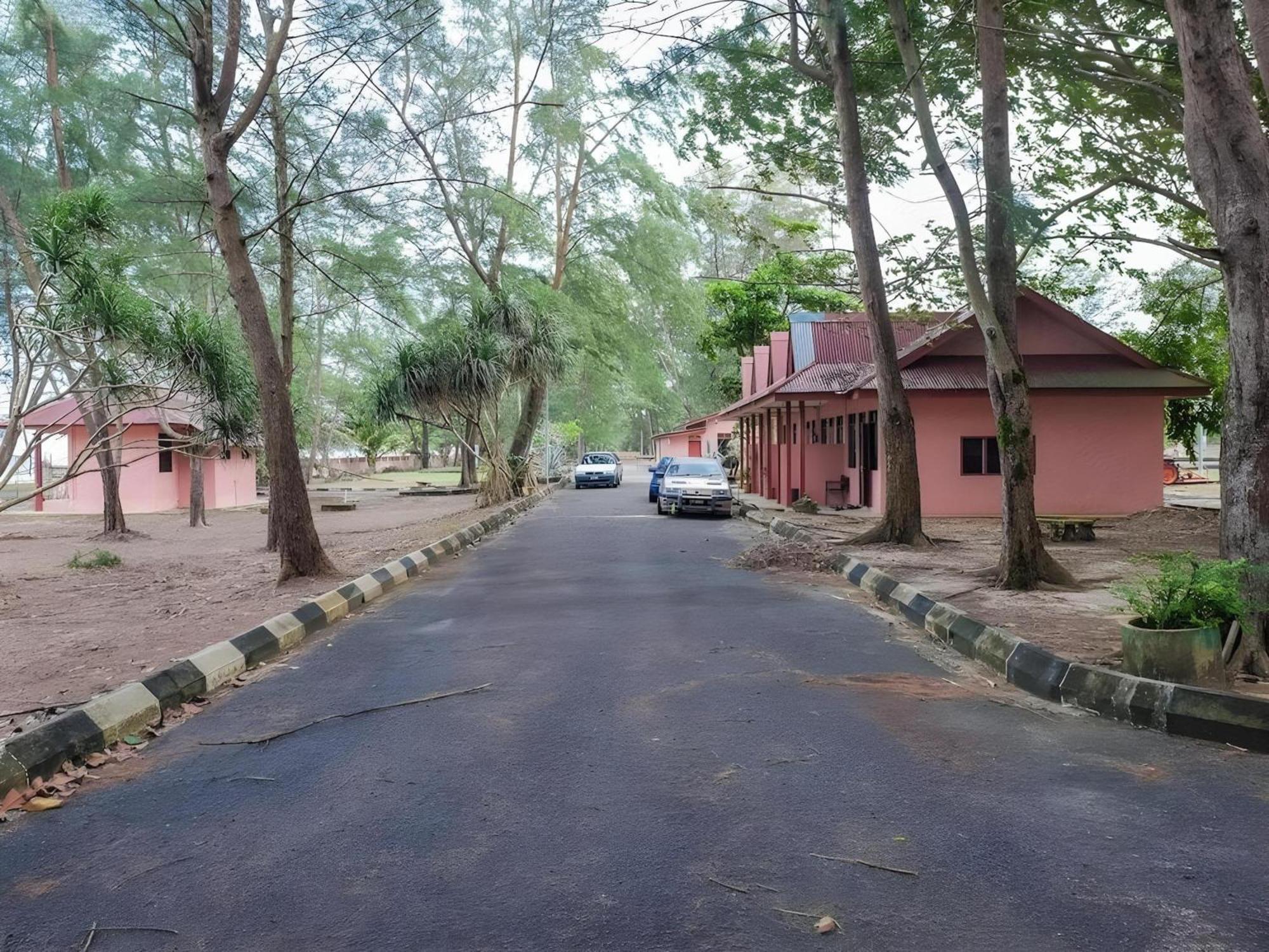 Oyo 90744 Bari Indah Beach Resort Kuala Terengganu Exteriör bild