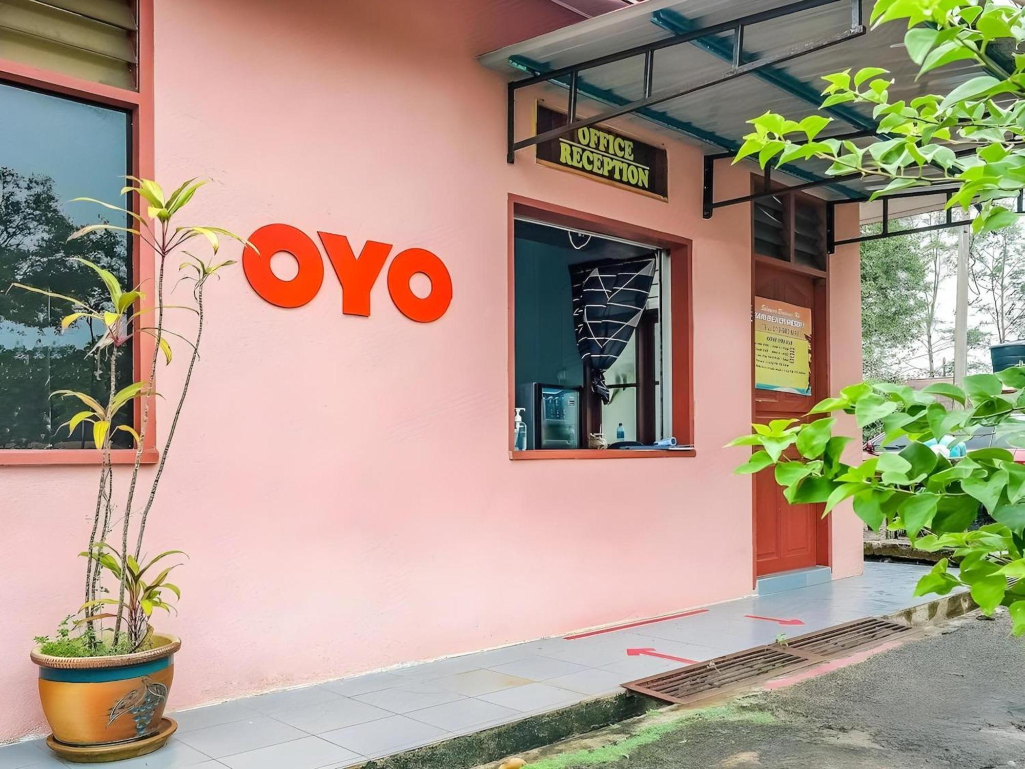Oyo 90744 Bari Indah Beach Resort Kuala Terengganu Exteriör bild