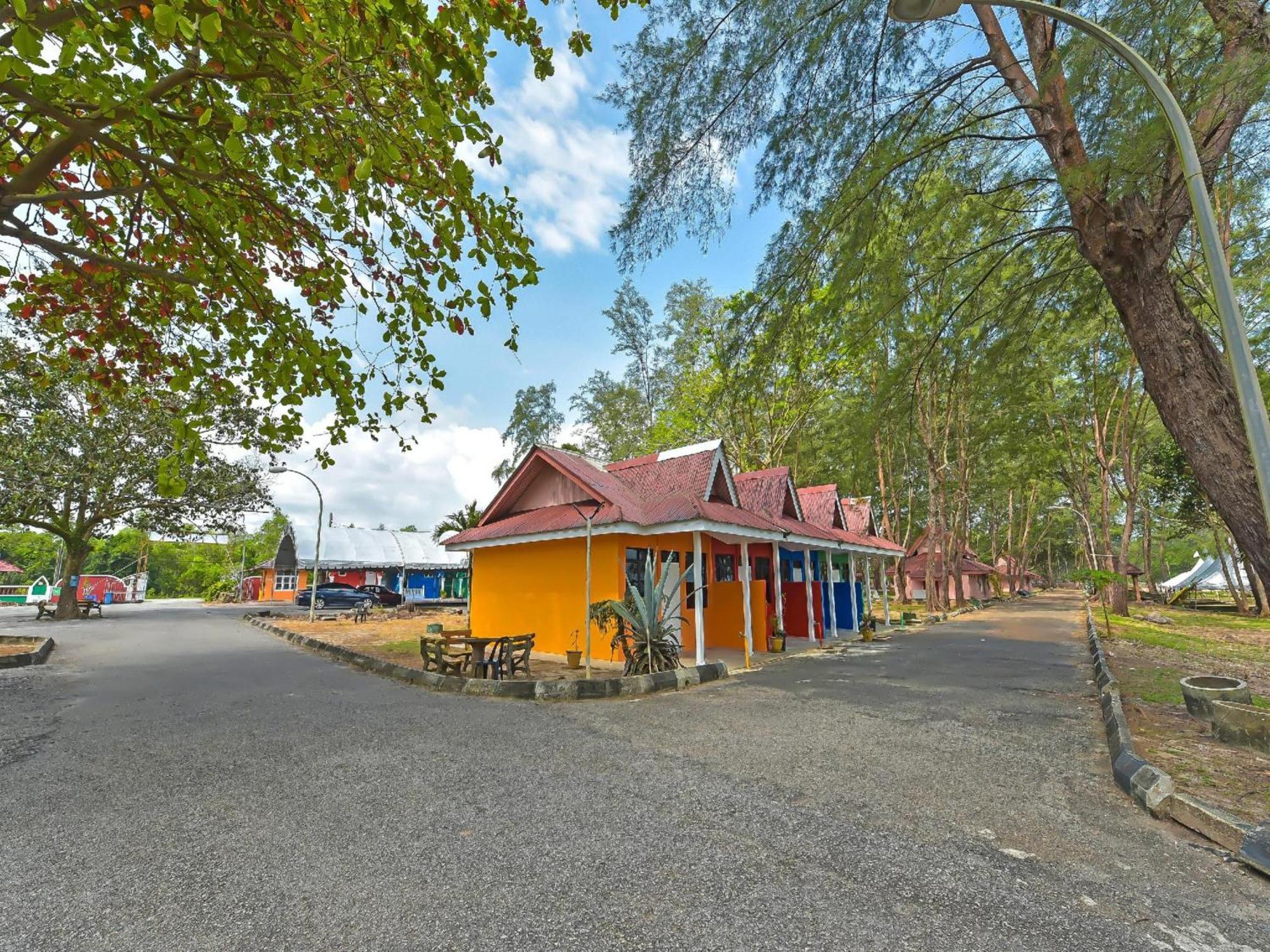 Oyo 90744 Bari Indah Beach Resort Kuala Terengganu Exteriör bild