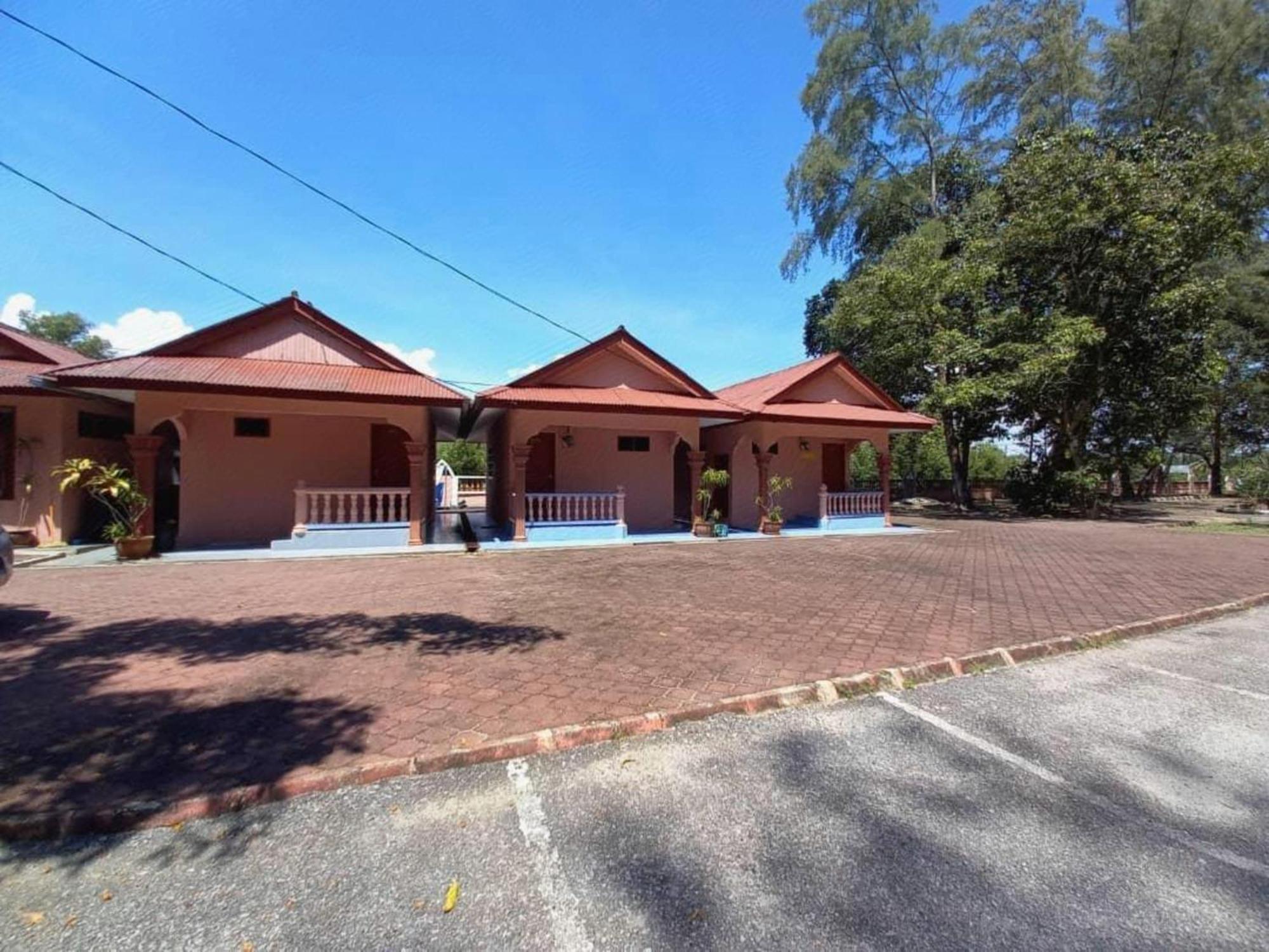 Oyo 90744 Bari Indah Beach Resort Kuala Terengganu Exteriör bild