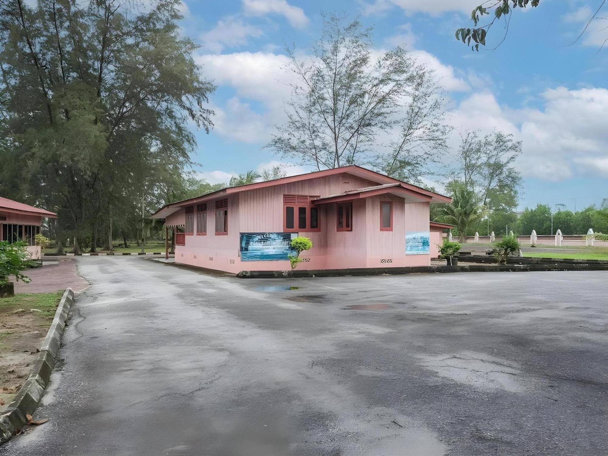 Oyo 90744 Bari Indah Beach Resort Kuala Terengganu Exteriör bild