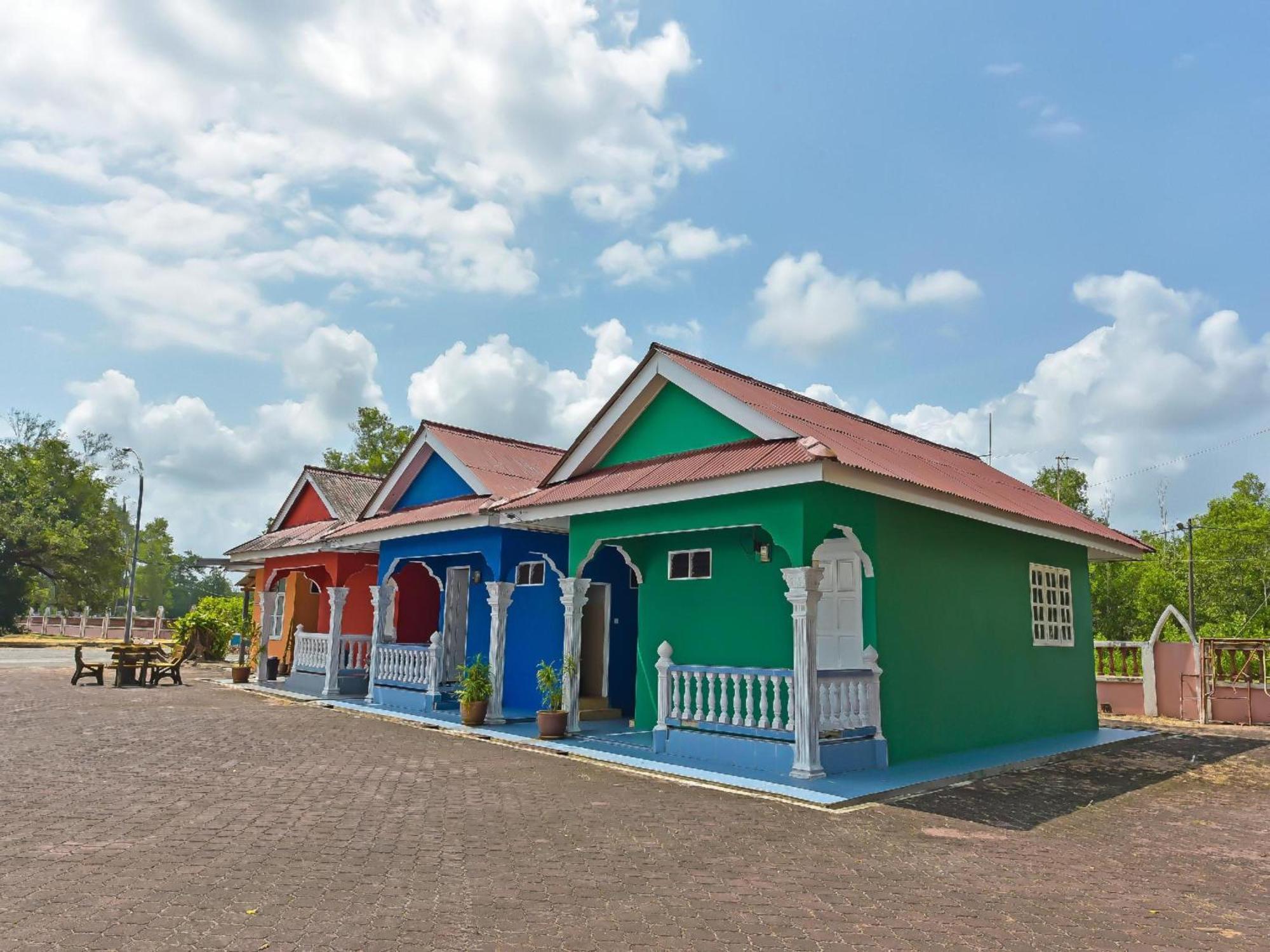 Oyo 90744 Bari Indah Beach Resort Kuala Terengganu Exteriör bild