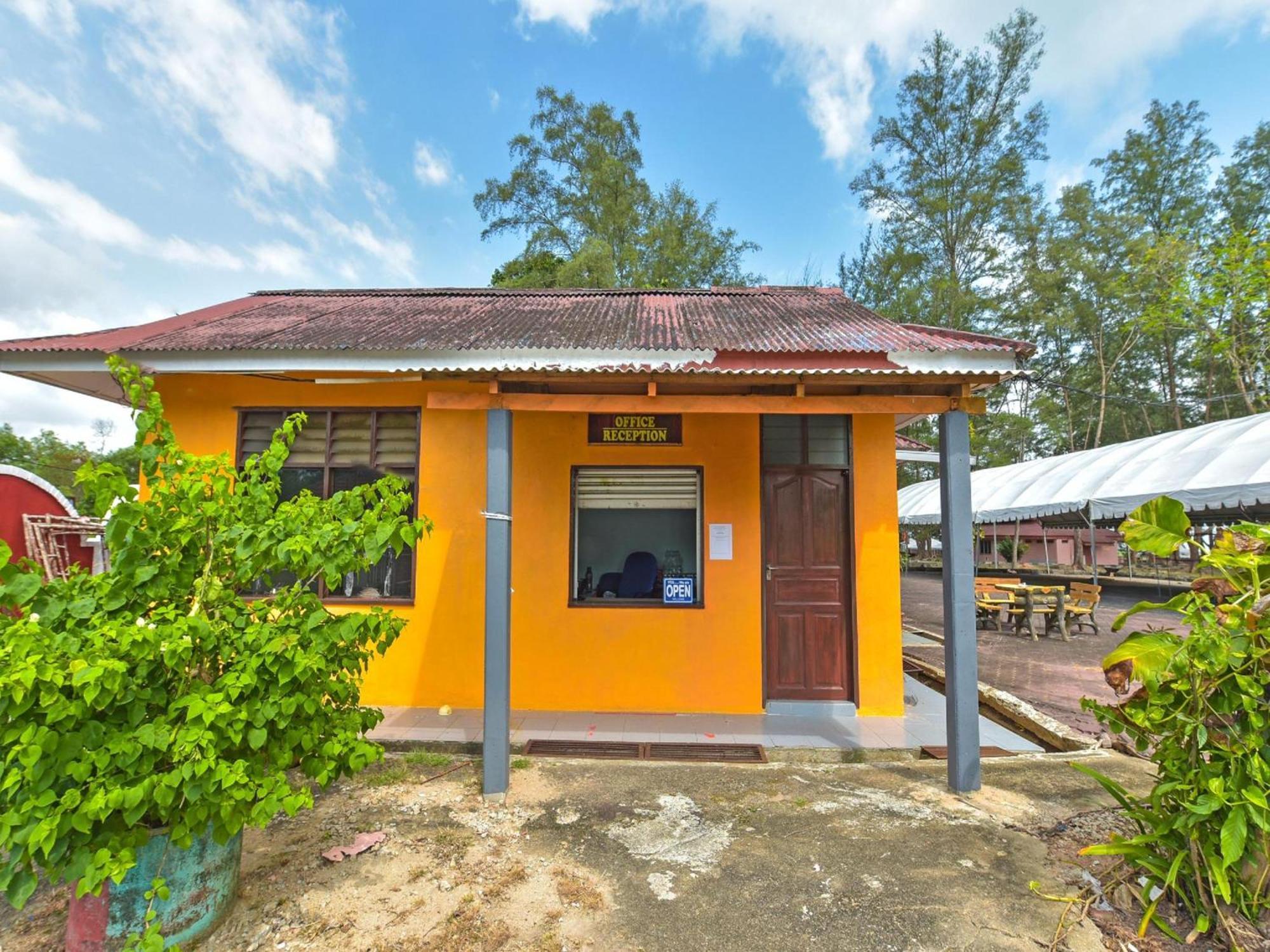 Oyo 90744 Bari Indah Beach Resort Kuala Terengganu Exteriör bild